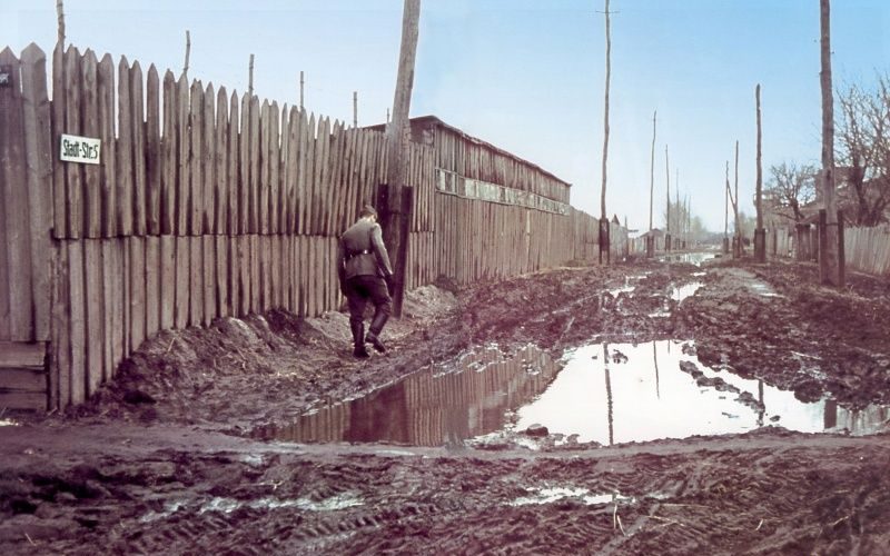 Немецкий офицер на улице оккупированной Полтавы. 1942 г. 
