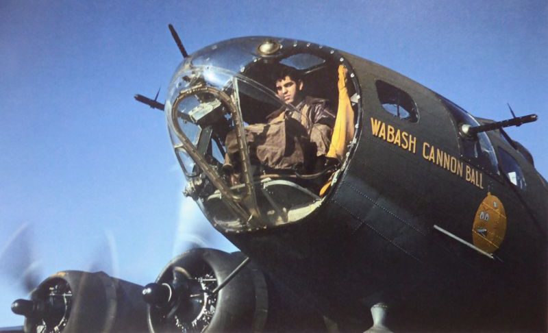 Стрелок носовой пулеметной установки тяжелого бомбардировщика B-17 «Летающая крепость. 1944 г.