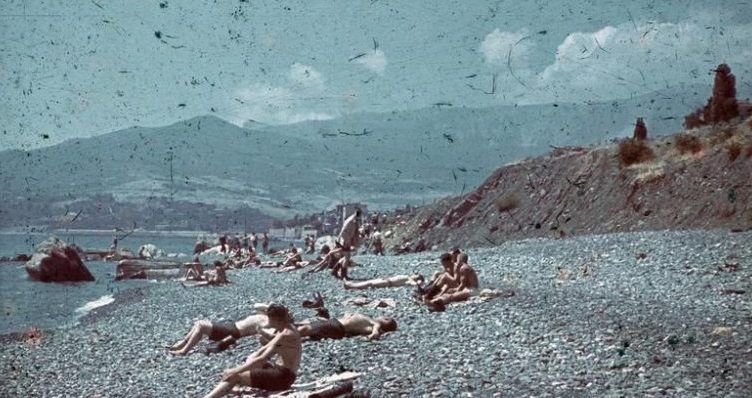 Немецкие солдаты на пляже Севастополя. 1942 г.