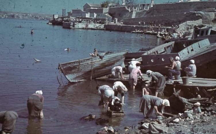 Стирка одежды в порту Севастополя. 1942 г.