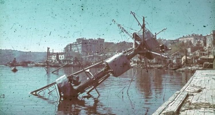 Потопленный крейсер «Червона Украина» у Графской пристани. Севастополь 1942 г.