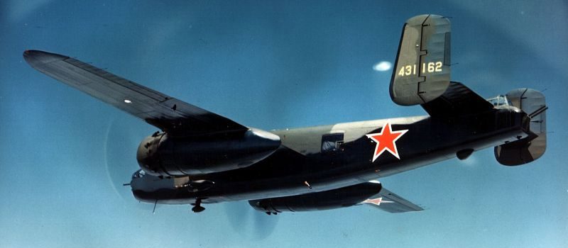 Американский бомбардировщик B-25J «Митчелл» с советскими опознавательными знаками в полете над Аляской, во время перегона в СССР. 1944 г.