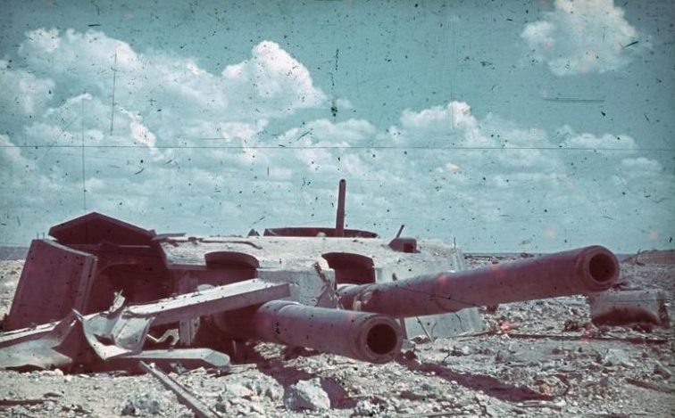 Разрушенные орудия форта Максим Горький. Севастополь 1942 г.