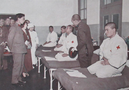 Принц Чичибу вместе с женой у раненых солдат в боях при Халхин-Голе. 1939 г.