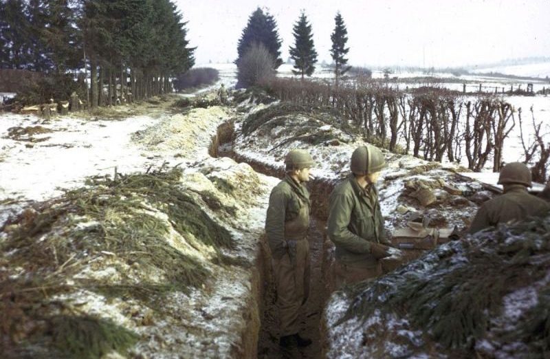 Трое американских солдат в окопе на опушке Арденнского леса. 1945 г.