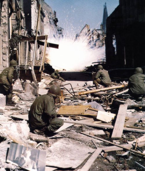 Американская пехота ведет уличный бой. Германия 1945 г.