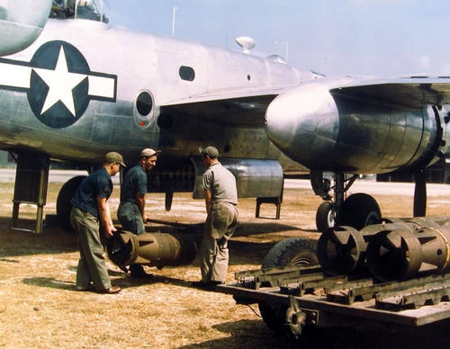 Загрузка бомб в В-25. 1945 г.