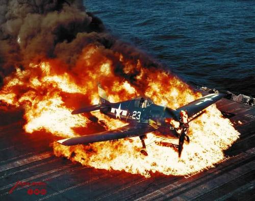 Горящий Grumman F6F-5 «Hellcat» на палубе авианосца «Lexington». 1945 г.