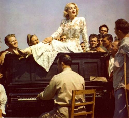 Актриса Марлен Дитрих на пианино в окружении американских военных. Италия, 1945 г.
