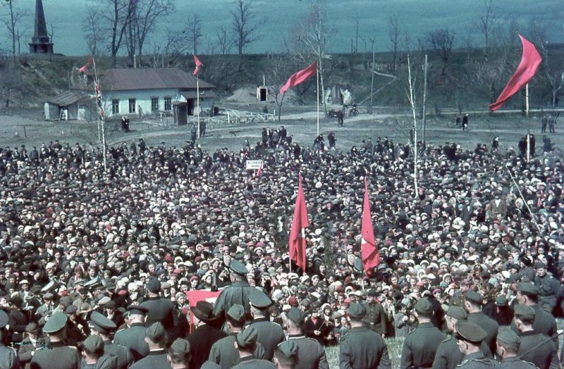 Лапатинский сад, праздник труда. 1 мая 1943 г.