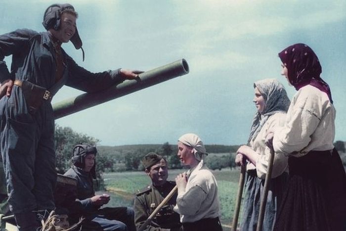 Крестьянки освобожденного села в Прикарпатье с советскими танкистами. 1944 г. 