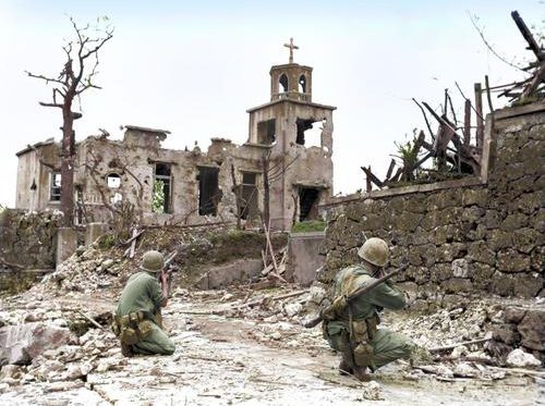 Морские пехотинцы охотятся на японского снайпера. Окинава 1945 г.