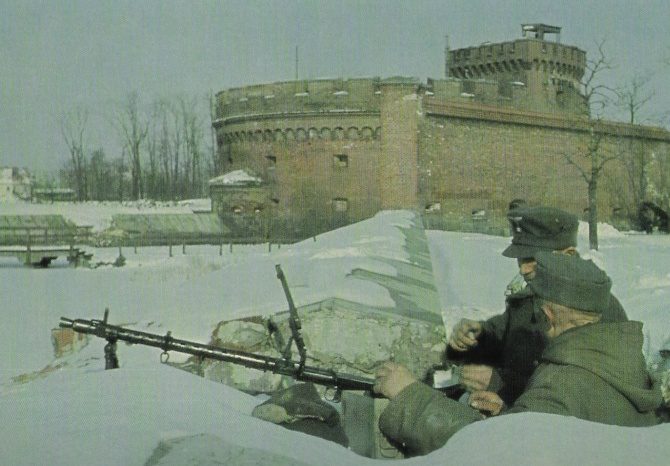 Пулеметный расчет в Кенигсберге. 1945 г.