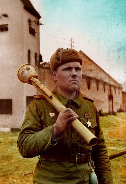 Старший сержант с трофейным гранатометом «Панцерфауст». 1945 г.