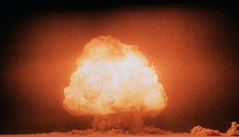 Грибовидное облако после детонации первой атомной бомбы на полигоне Аламогордо. 1945 г.