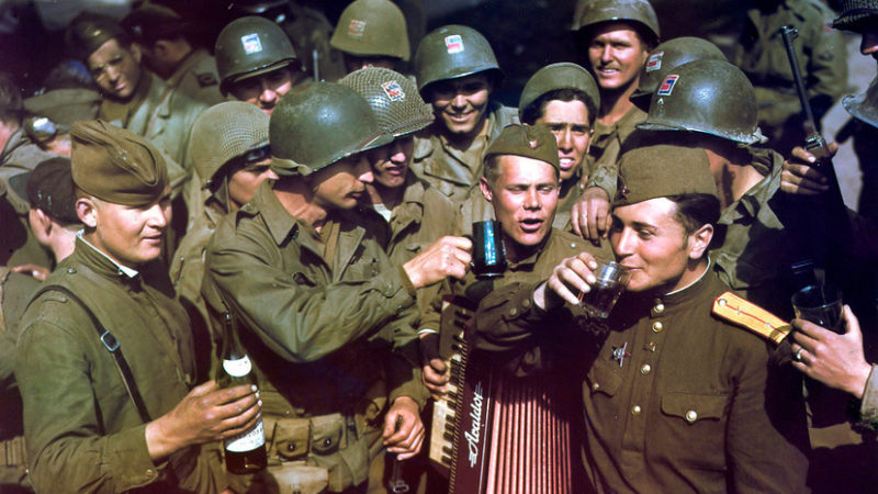Взаимное угощение союзников. Ельба 1945 г.
