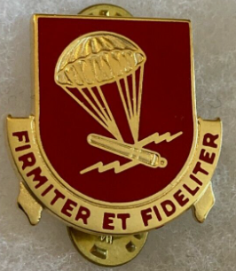 Знак 515-го воздушно-десантного полевого артиллерийского дивизиона.