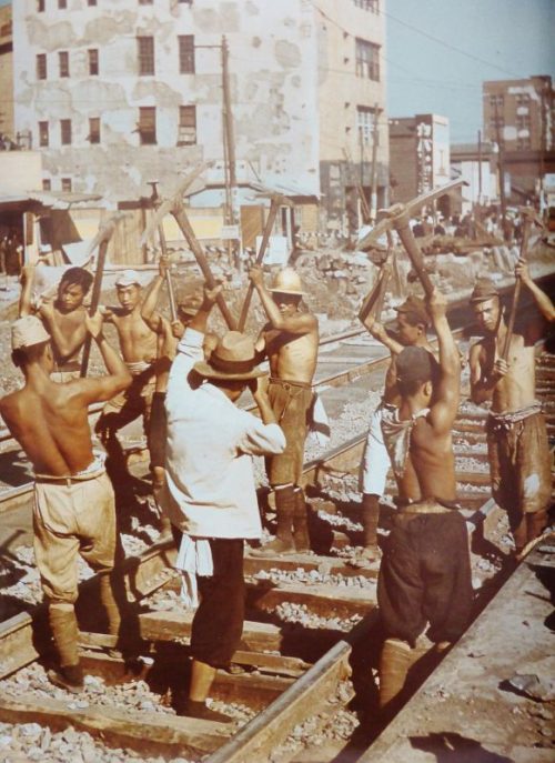 Японские военнопленные позируют с кирками на железной дороге в Токио. 1946 г.