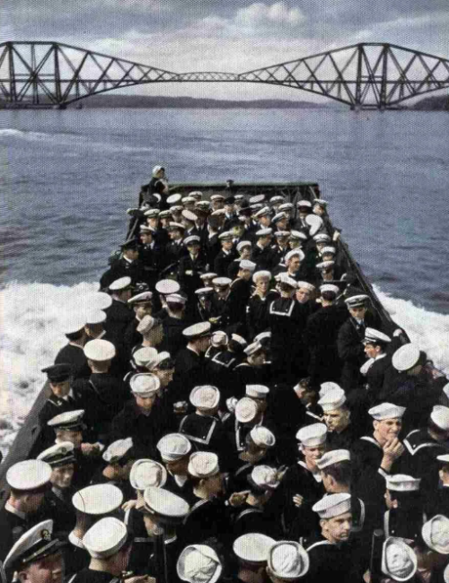 Моряки ВМС США, отправляющиеся на Liberty Call в Шотландии. 1940 г.