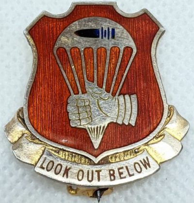 Знак 376-го парашютно-полевого артиллерийского дивизиона.