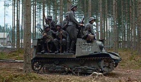 Финские солдаты на артиллерийском тягаче Т-20 «Комсомолец». 1941 г.