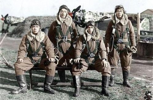 Японские летчики-истребители 244-й эскадрильи из Чофу. 1944 г.