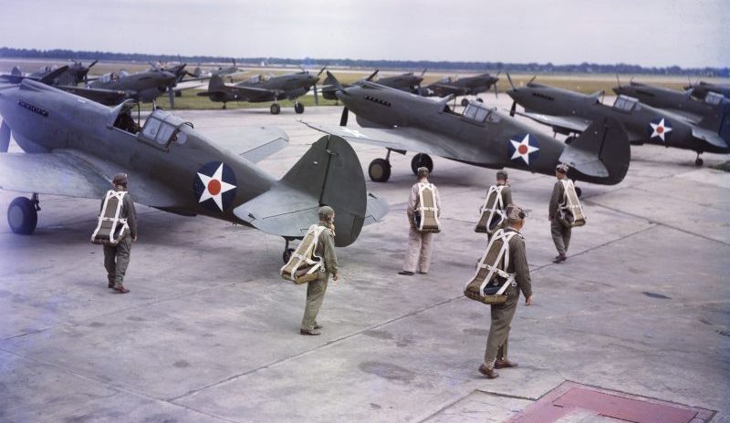 Пилоты у истребителей Р-40 «Вархаук» на аэродроме. 1941 г.