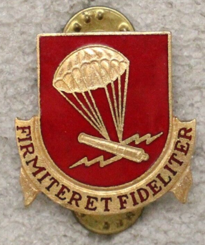 Знак 377-го парашютно-полевого артиллерийского дивизиона.