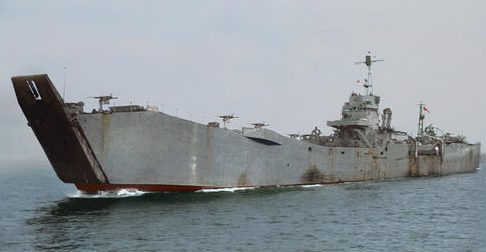 Десантный корабль второго класса №146 в бухте Хиросимы. 1945 г.