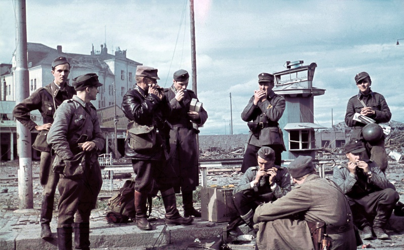 Финские солдаты на вокзале Выборга. 1941 г.