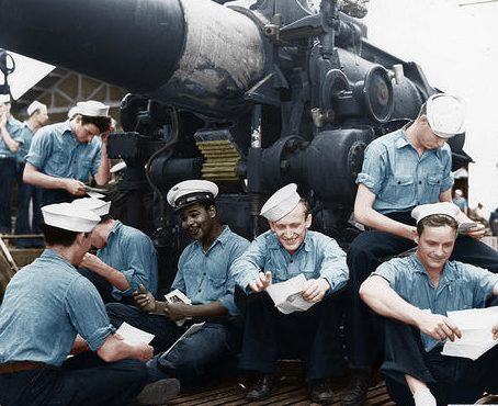 Экипаж подлодки «Argonaut» читает почту после возвращения из похода. 1942 г.
