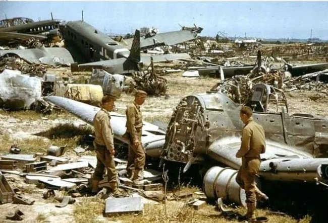 Американцы на кладбище самолетов в долине Эль-Геттар. Тунис 1943 г.