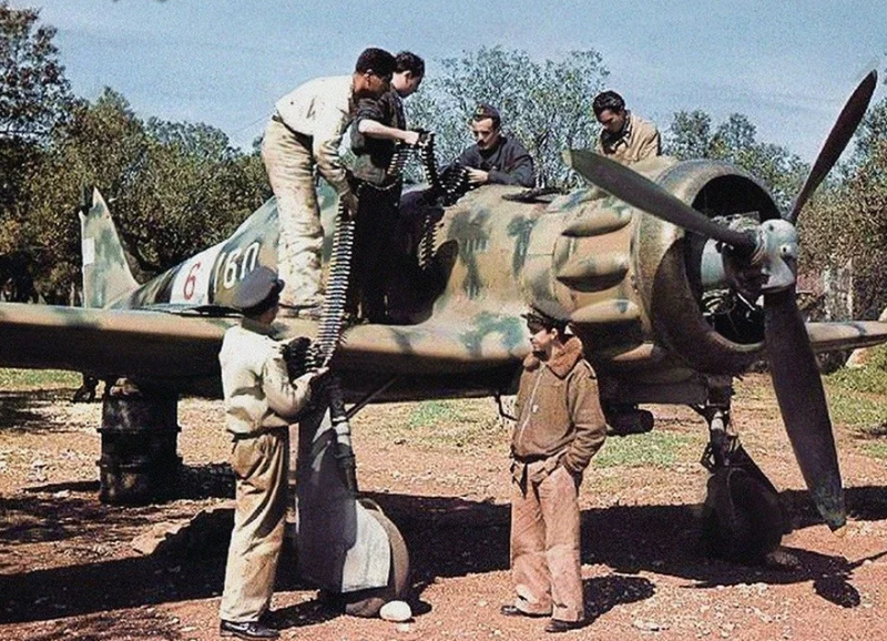 Обслуживание истребителя. 1943 г.