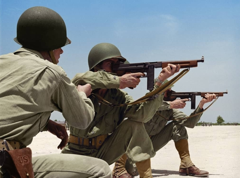 Солдаты армии США тренируются с автоматом Томпсон. Джорджия, 1943 г.
