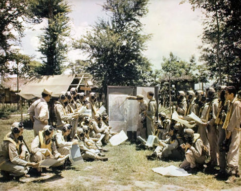 Инструктаж мексиканских пилотов перед полетом. 1945 г.