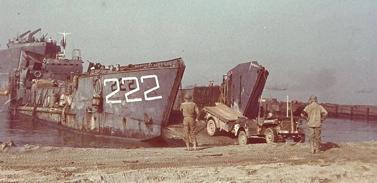 Высадка армии США на итальянский пляж через дамбу. 1943 г. 