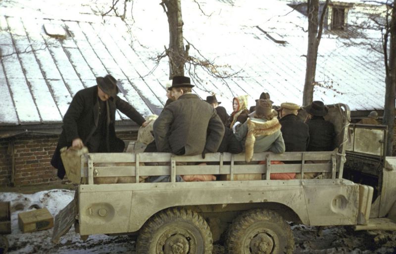 Эвакуация бельгийских мирных жителей из зоны боевых действий в Арденнах. 1944 г.