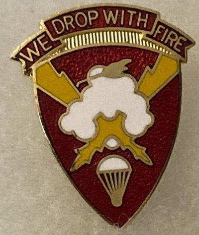 Знак 457-го парашютно-полевого артиллерийского дивизиона.