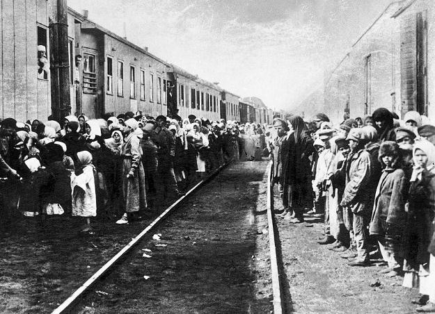 Посадка депортированных поляков в эшелоны.