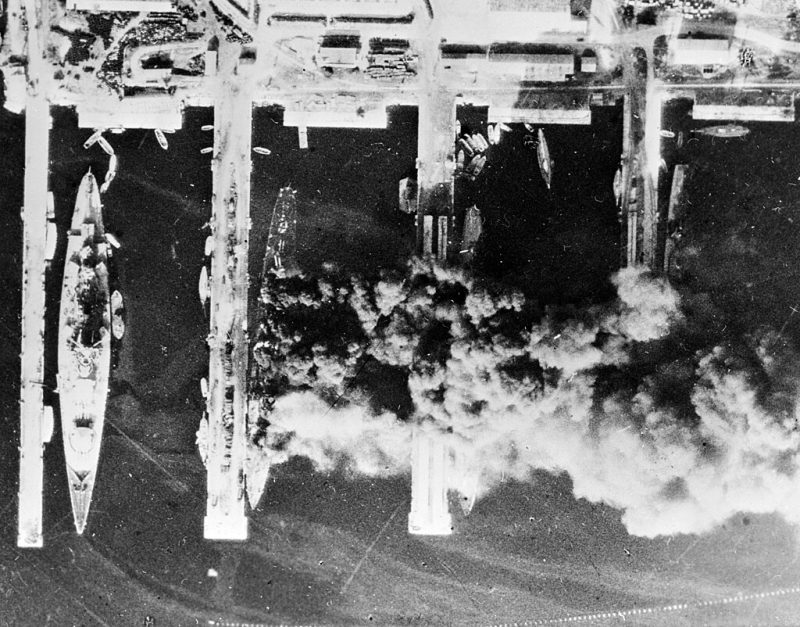 Аэрофотоснимок тонущего флота. 27 ноября 1942 г.