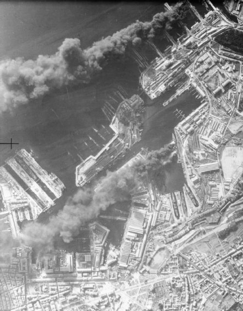 Аэрофотоснимок порта с затопленным флотом. 28 ноября 1942 г.