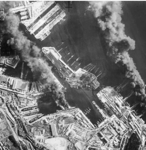 Аэрофотоснимок порта с затопленным флотом. 28 ноября 1942 г.