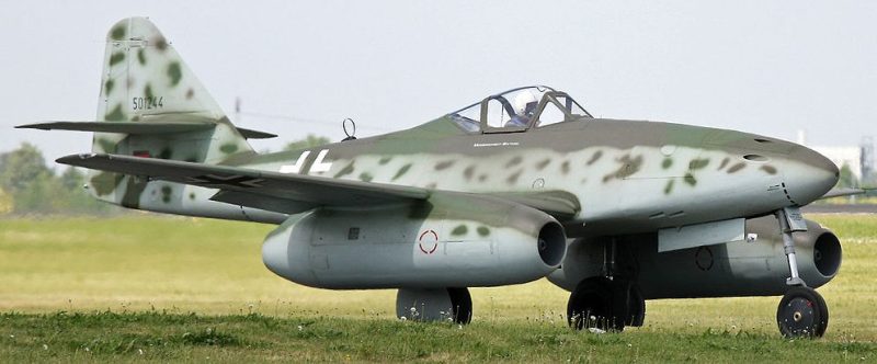 Реактивный истребитель-бомбардировщик Messerschmitt Me.262 «Schwalbe».