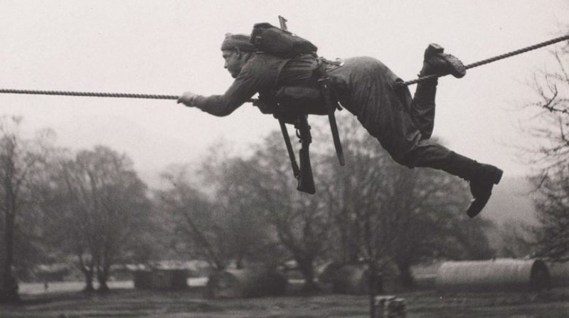 Переправа через реку по одинарной веревке. Ахнакарри, около 1942 г.