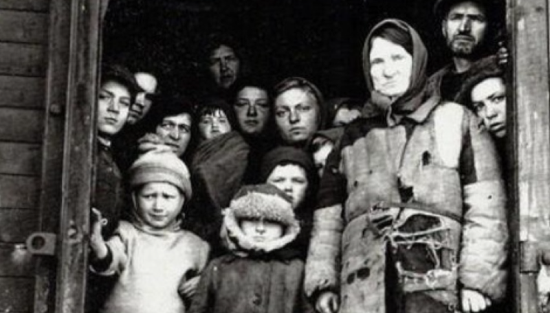 Депортированные поляки в теплушке. Февраль 1940 г.