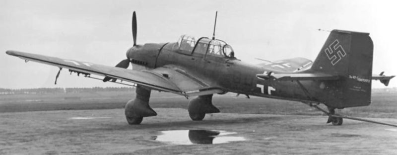Палубный самолет Ju. 87С-1.