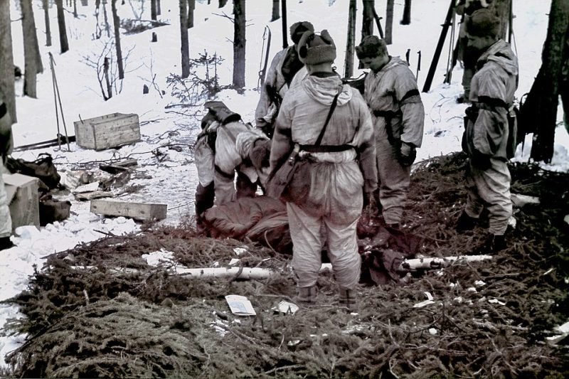 Солдаты отряда «PAATSALO» снимают лагерь. Петсамо, апрель 1942 года.
