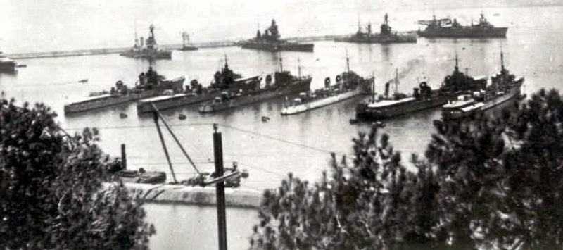 Французский флот на якоре в гавани Мерс-эль-Кебир. Июнь 1940 г.