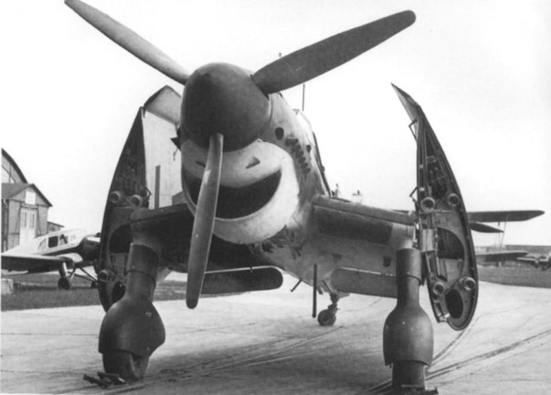 Палубный самолет Ju. 87С-1.