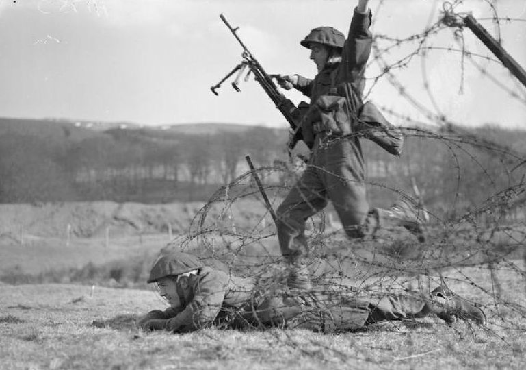 Преодоление колючей проволоки во время обучения.